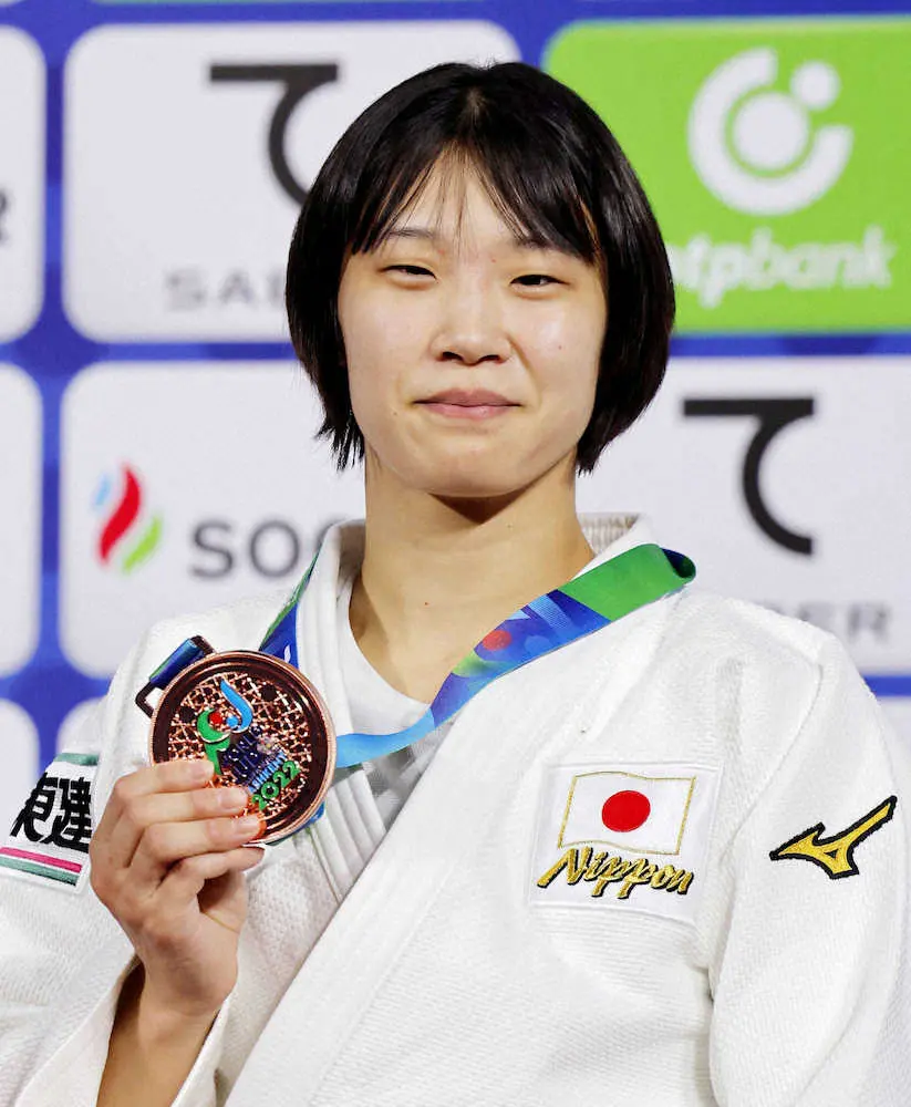 女子70キロ級で3位となり、銅メダルを手に笑顔の新添左季
