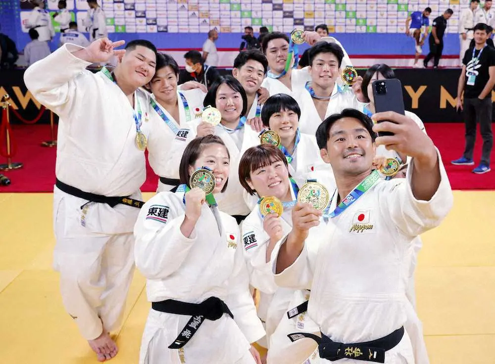 混合団体で5連覇を達成し、金メダルを手に写真に納まる日本＝タシケント（共同）
