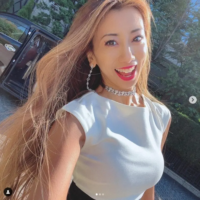 【画像・写真】ビキニフィットネスの女王・安井友梨　白ワンピ姿披露に「輝いてます」「美しさが増し増し」