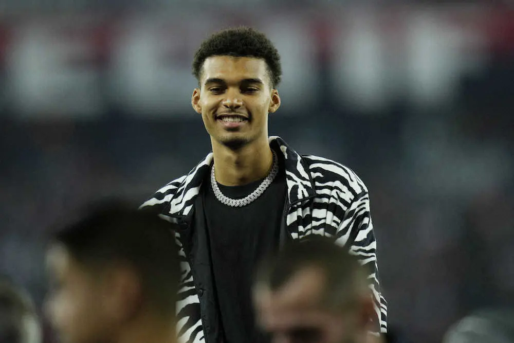 【画像・写真】フランスの元首相が“バスケ界の新星”を観戦　NBAトップ指名候補のウェンバンヤーマに熱視線