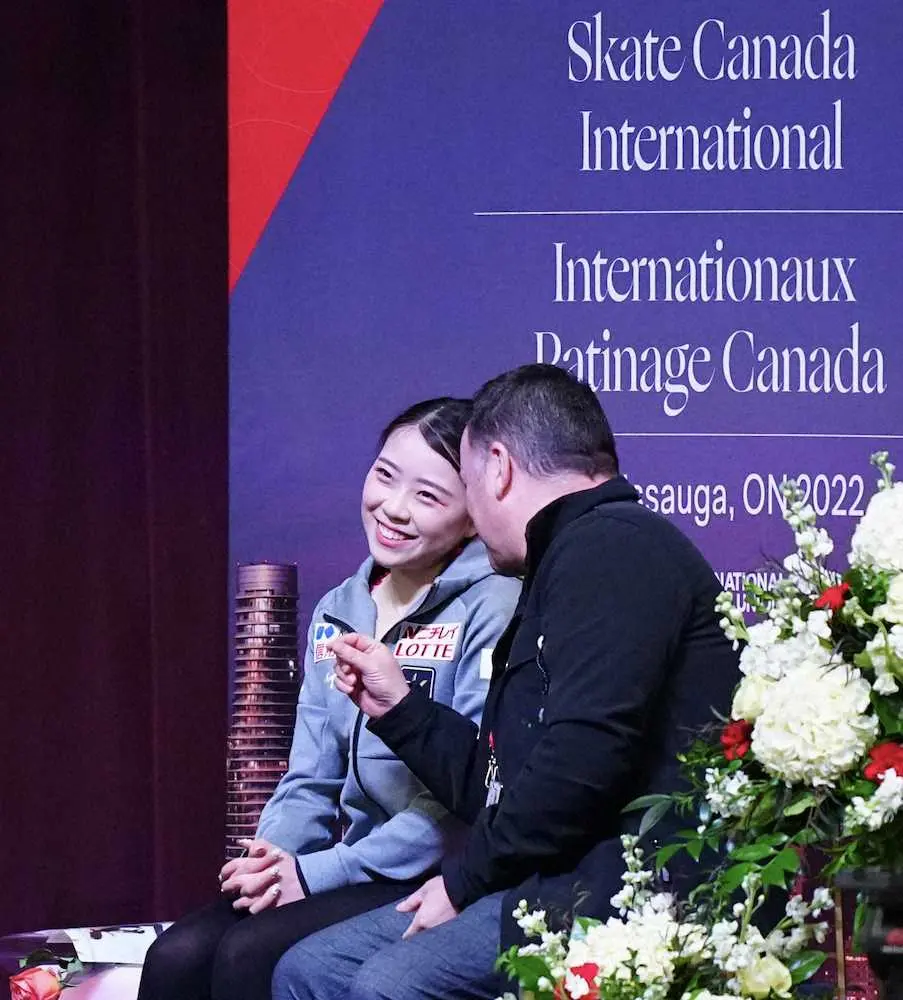 【画像・写真】紀平梨花　3季ぶりGPで59・27点　SP終えてオーサ―・コーチは笑顔