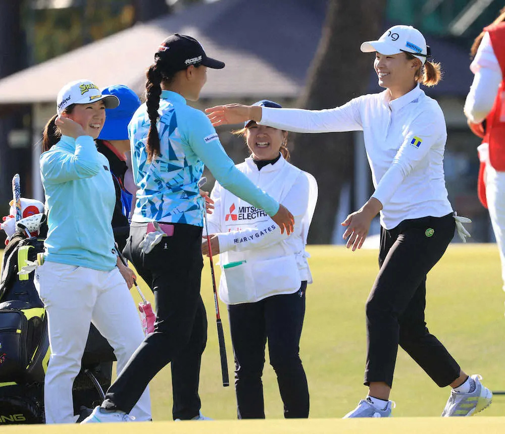 【画像・写真】渋野、まくって予選通過「ホッとしました」高2アマ2人と同組「親目線」