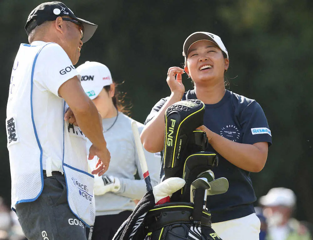 【画像・写真】鈴木愛、2つ伸ばし1差2位も「つまらないゴルフ」　厳しい表情も…話題が「なにわ男子」になって一変