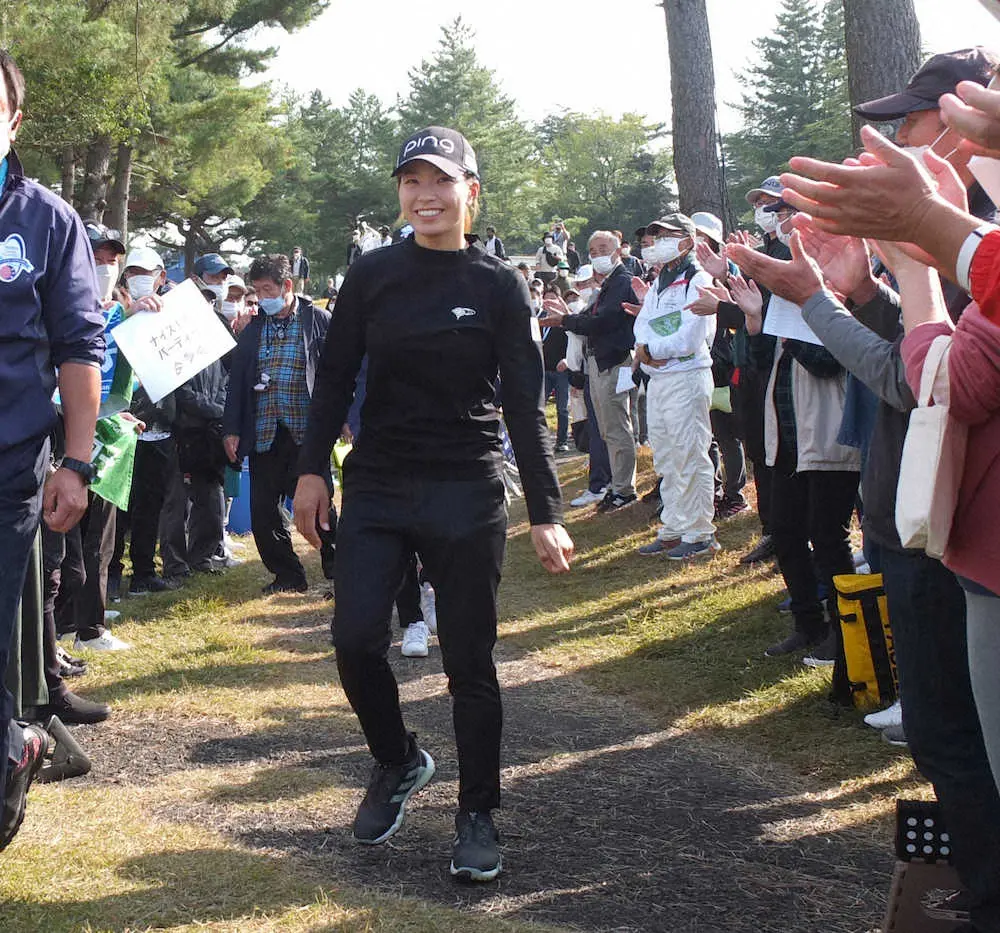 【画像・写真】渋野日向子、全身黒パワーで48位浮上　前日は白いスカートも「もう引退しました」