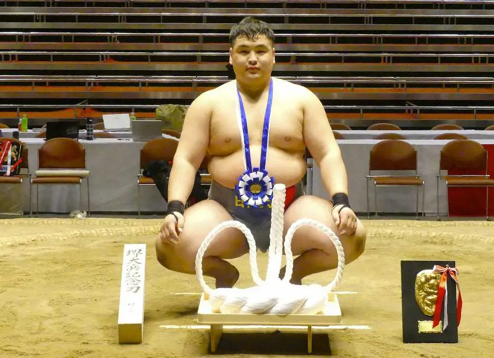 【画像・写真】チョイジルスレンが学生横綱　日体大同士の決勝、昨年のアマ横綱・中村泰輝攻め押し出す