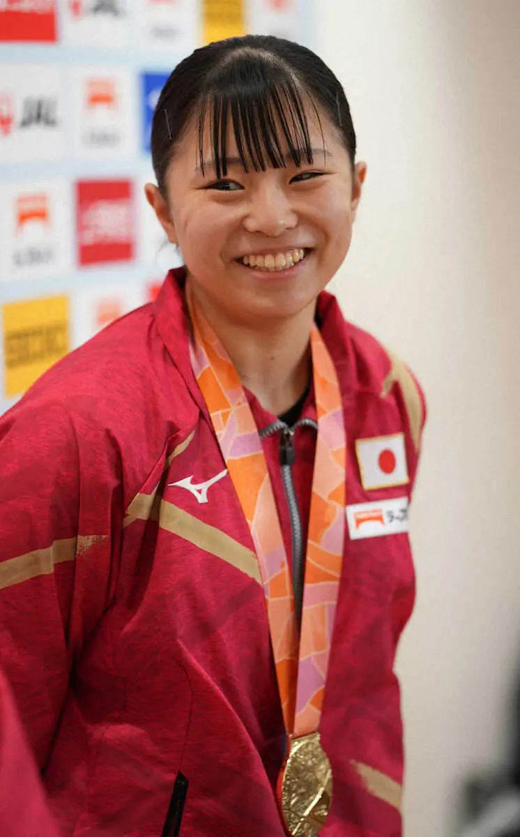 【画像・写真】補欠から金メダルの“シンデレラガール”渡部葉月ら帰国「来年こそ団体でパリの権利を」