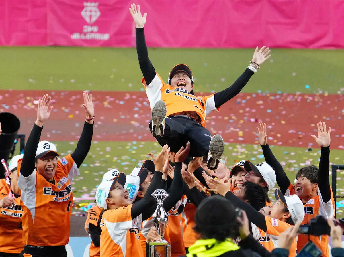 【画像・写真】ビックカメラ高崎が初代女王　前身の日本リーグから“4連覇”　2日で229球の浜村がMVP