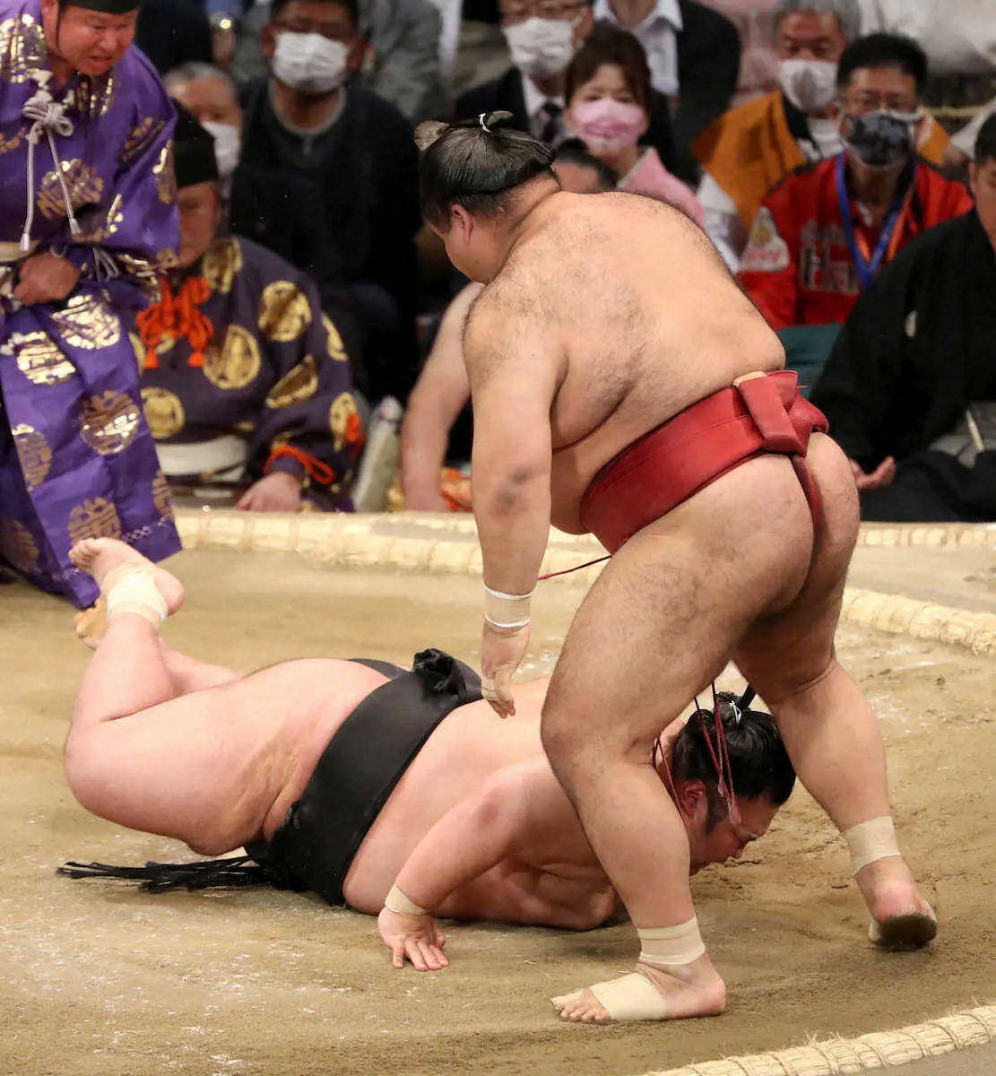 【画像・写真】“戦国場所”大関・貴景勝に土　翔猿は立ち合いヒラリと新小結3連勝　若隆景は強い相撲で白星先行