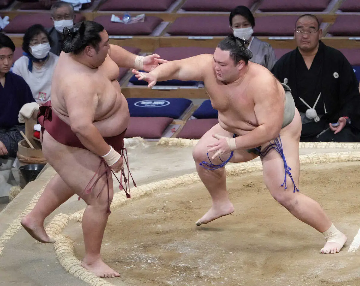 【画像・写真】朝乃山、徳勝龍を押し出し4連勝！十両の取組で1年半ぶりに大銀杏　近大・幕内優勝力士対決を制す