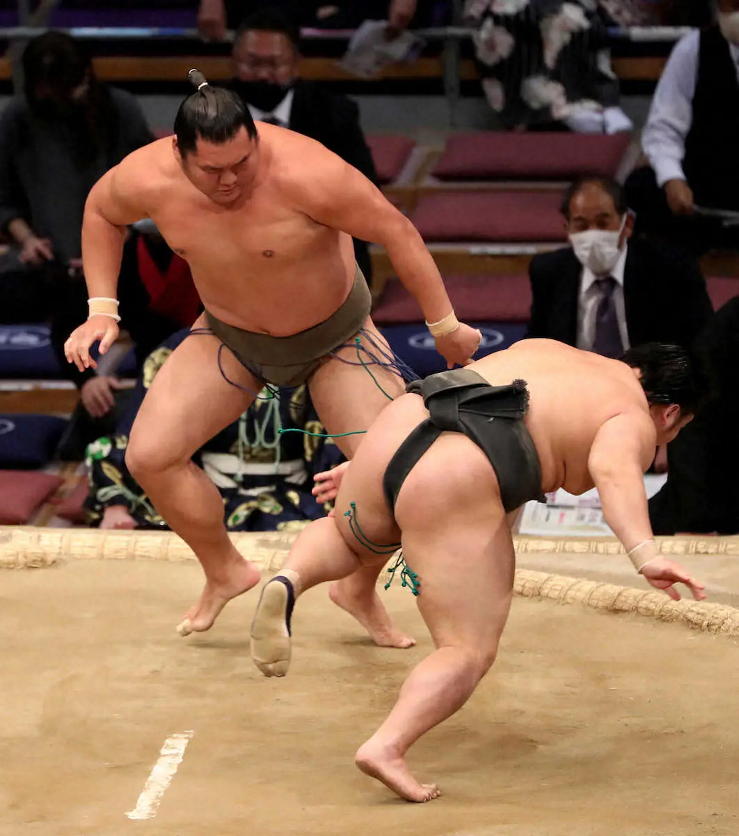 【画像・写真】川副が今場所初黒星で勝ち越しお預け「立ち合いが定まらなくて迷いが出た」身長差23センチの田邉に屈す