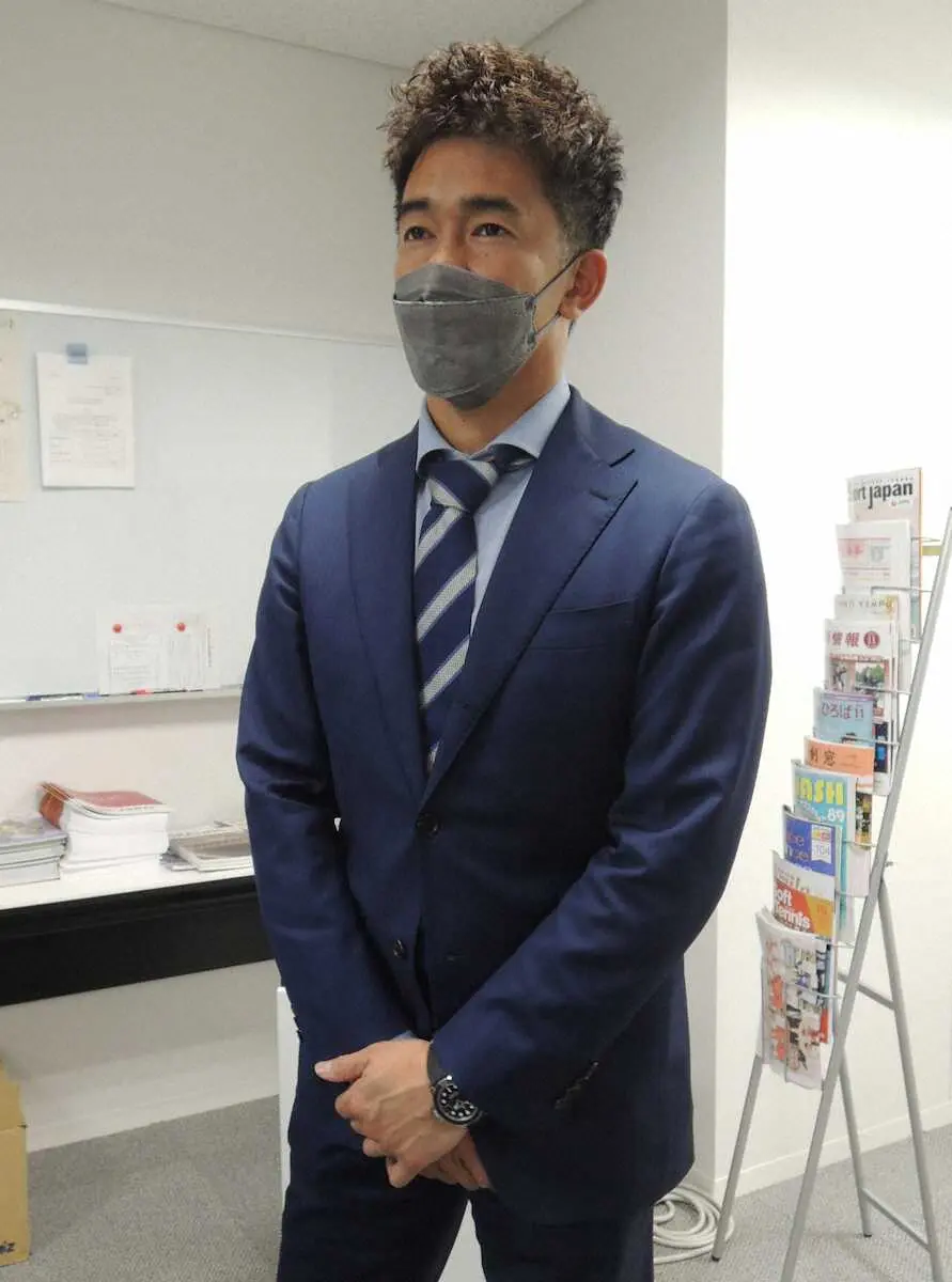 日本フェンシング協会の会長を任期満了で退任し、報道陣にあいさつする武井壮氏