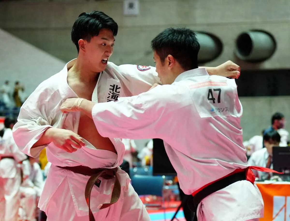 【画像・写真】＜全日本大学フルコンタクト空手道選手権＞1部男子重量級（75キロ以上）決勝、相手を攻める河合（左）＝撮影・木村　揚輔