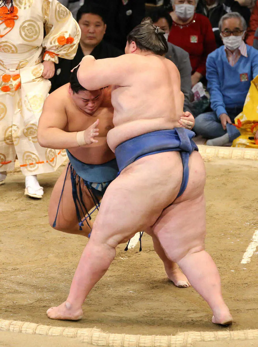 【画像・写真】逸ノ城（右）を押し出しで破る錦富士（撮影・成瀬徹）