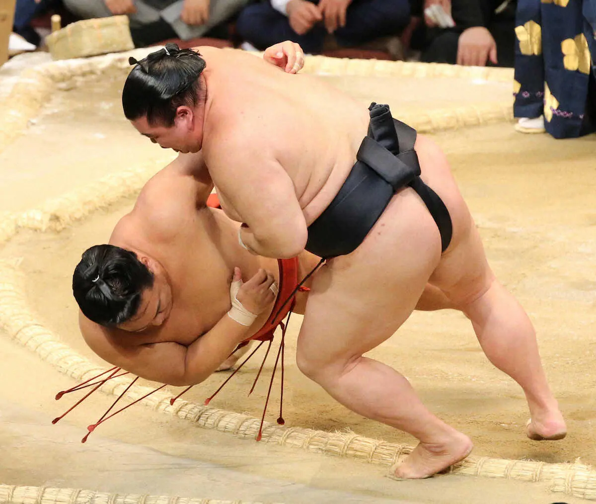 【画像・写真】正代（右）をよりたおしで破る豊昇龍（撮影・成瀬徹）