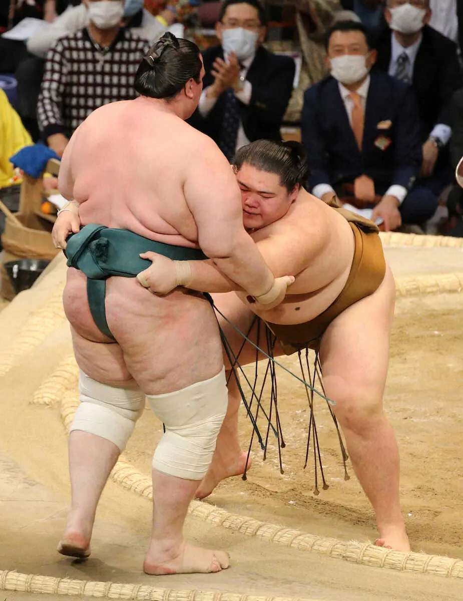 【画像・写真】碧山（左）をよりきりで破る王鵬（撮影・成瀬徹）