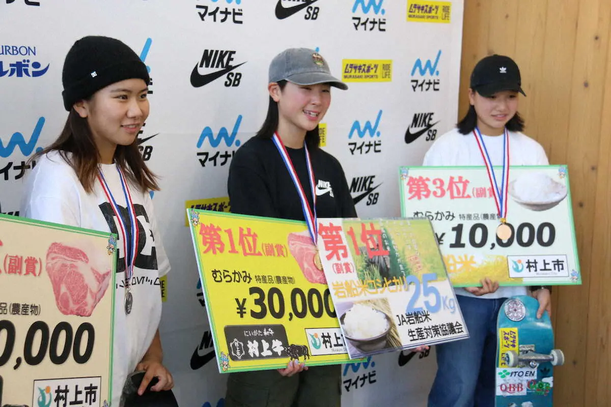 ＜スケートボードマイナビ日本選手権第3日＞ストリート女子でメダルを獲得し、副賞のボードを手に笑顔の（左から）織田夢海、伊藤美優、西矢椛