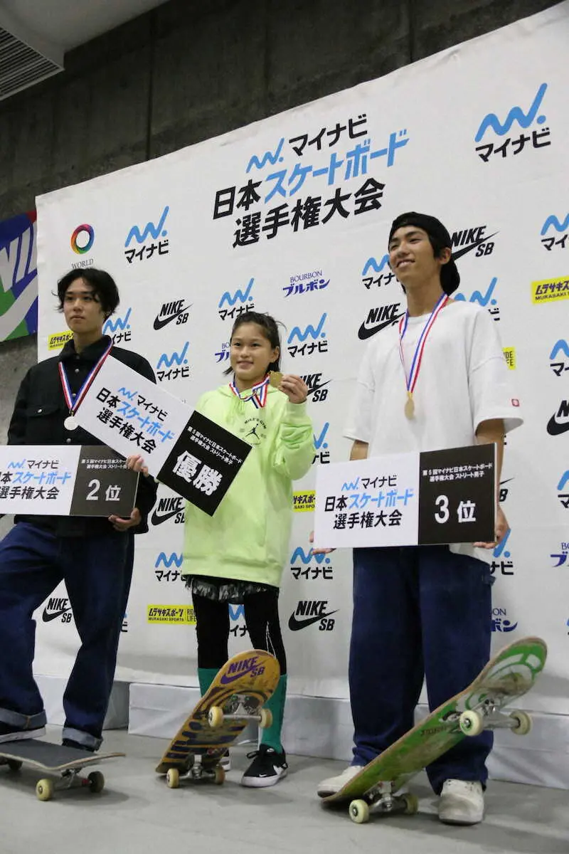 ＜スケートボードマイナビ日本選手権第3日＞ストリート男子の表彰式に臨む（左から）2位の池慧野巨、1位の小野寺吟雲、3位の山附明夢