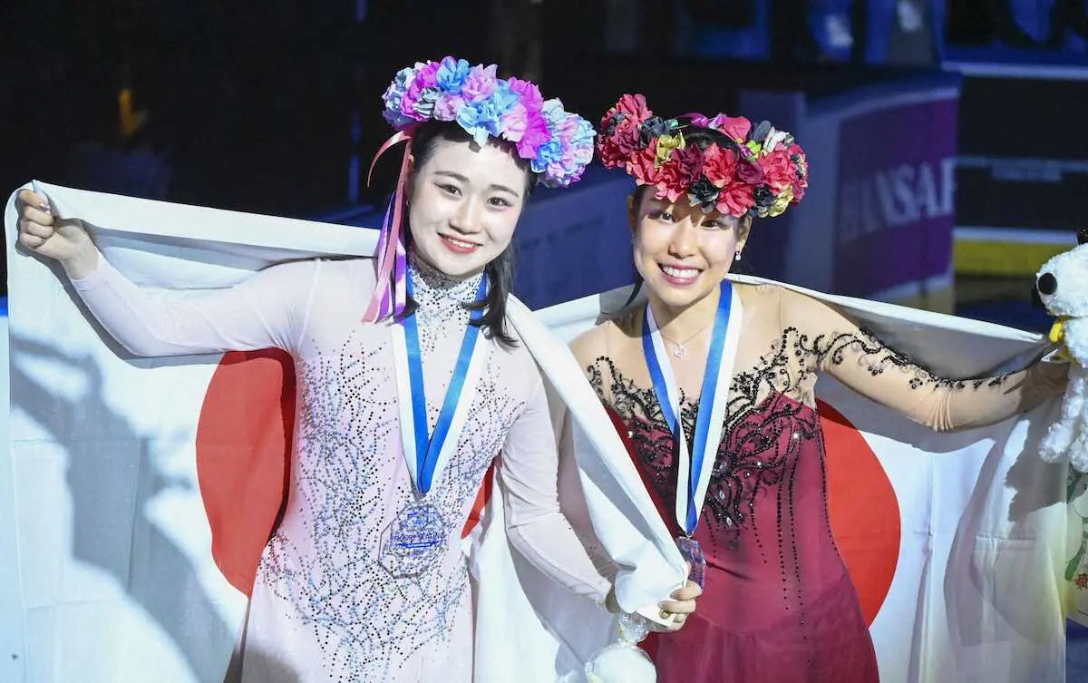 【画像・写真】優勝した三原舞依（右）と3位の河辺愛菜＝エスポー（共同）
