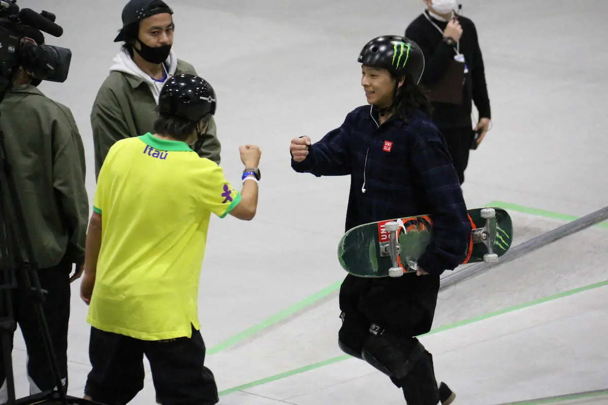 ＜スケートボードマイナビ日本選手権最終日＞パーク男子で7位に終わり、優勝した永原悠路（左）をグータッチで称える平野歩夢