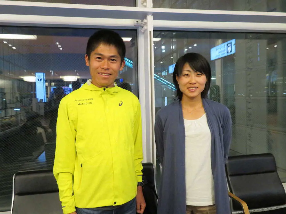 19年5月のバンクーバーマラソンでアベックVを達成後、帰国し羽田空港で取材に応じた川内（左）と侑子さん
