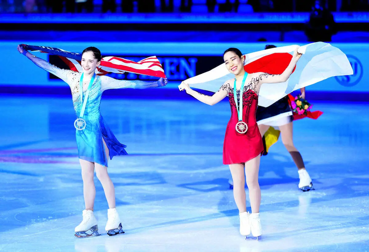 【画像・写真】＜トリノGPファイナル　女子フリー＞2位のイザボー・レビトと国旗を背負って笑顔を見せる三原舞依（撮影・長久保　豊）