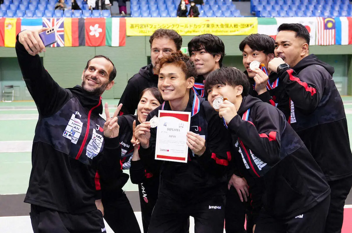 【画像・写真】男子フルーレ団体が準優勝　18年以来4年ぶりの表彰台