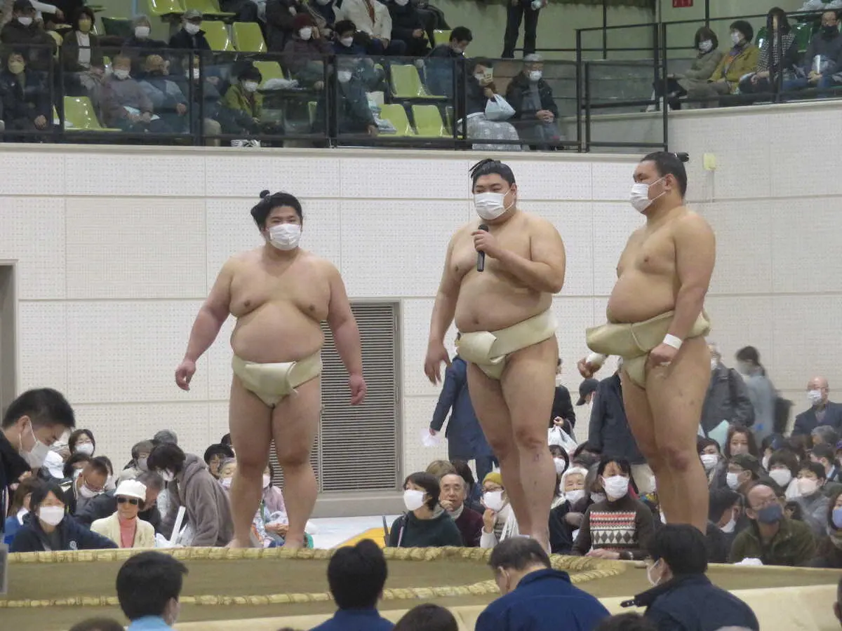 長岡京巡業で質問コーナーに登場した（左から）宇良、阿炎、豊昇龍