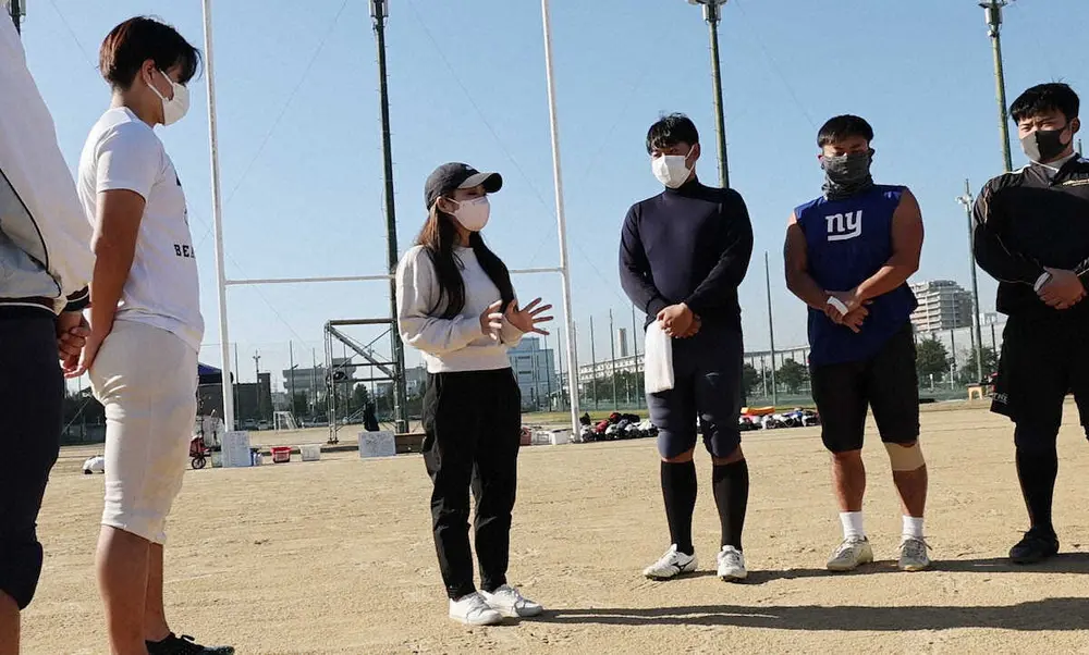 【画像・写真】練習の始めに指示を与える関西外国語大アメフト部の沢木由衣監督（左から2人目）（撮影・長嶋　久樹）　　