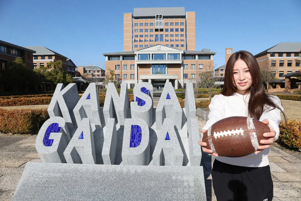 【画像・写真】佛教大との入替戦を控え、気合いのポーズを見せる関西外大あメフト部の沢木由衣監督（撮影・長嶋　久樹）