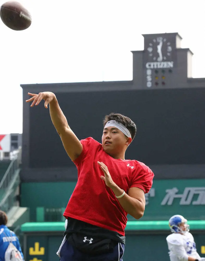 パスをチェックする関学大qb星野秀太 撮影 後藤 大輝 スポニチ Sponichi Annex スポーツ