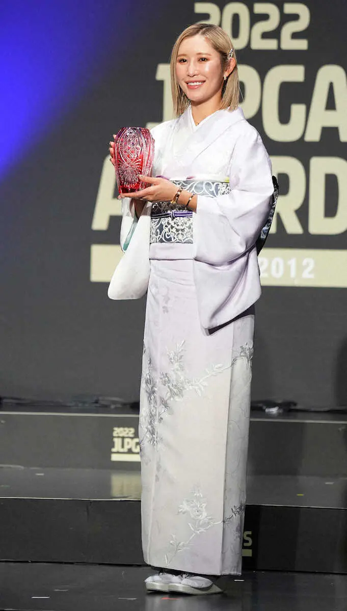 ＜JLPGAアワード2022＞敢闘賞を受賞し笑顔を見せる金田久美子（撮影・西尾　大助）