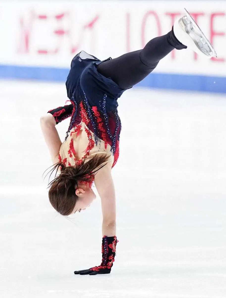 【画像・写真】紀平梨花、赤と黒の本番衣装で調整　連続3回転など着氷し片手側転も見せた