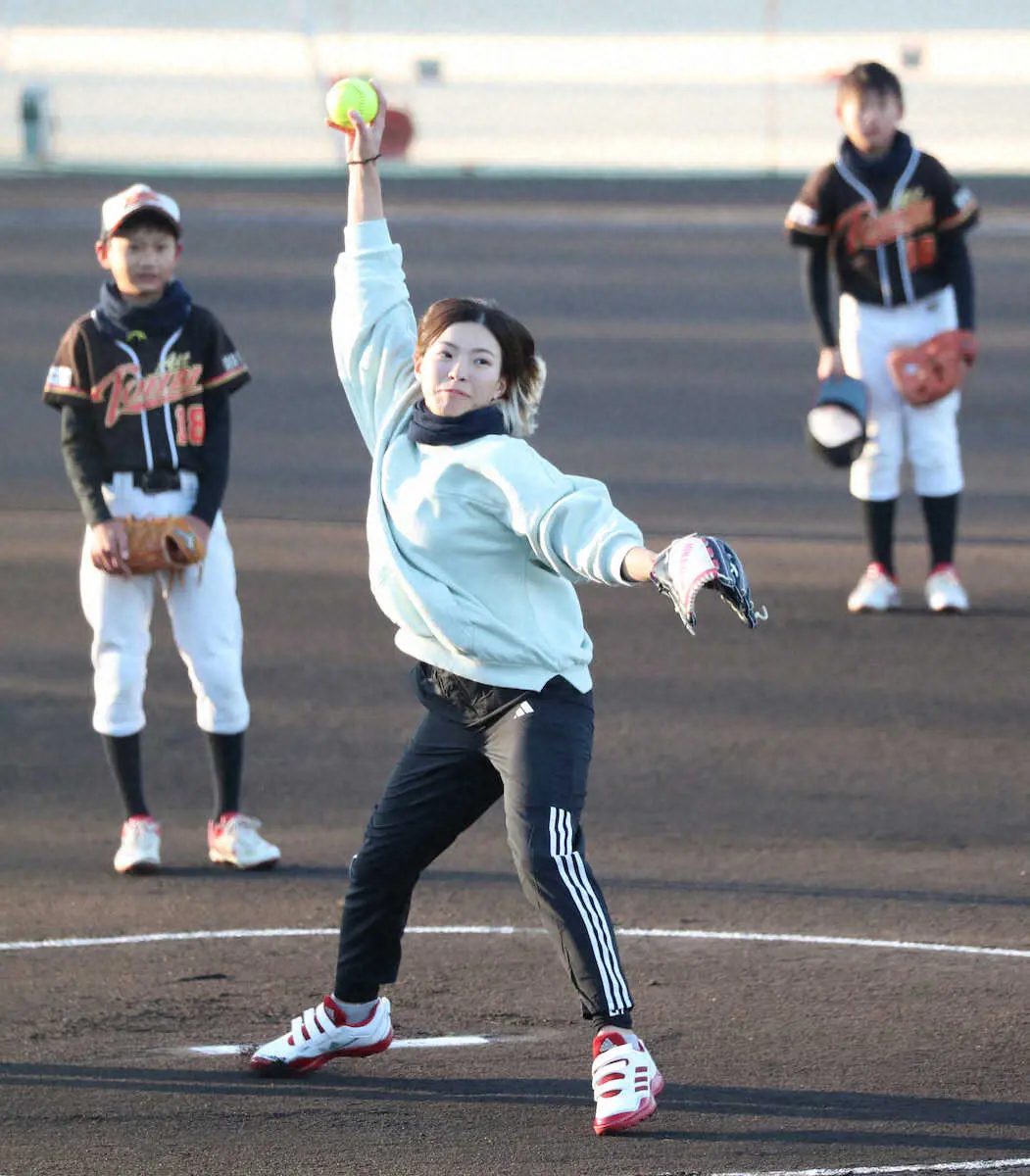 【画像・写真】“渋野サンタ”からクリスマスプレゼント　冠ソフトボール大会主催　子供たちへ“夢”届けマス