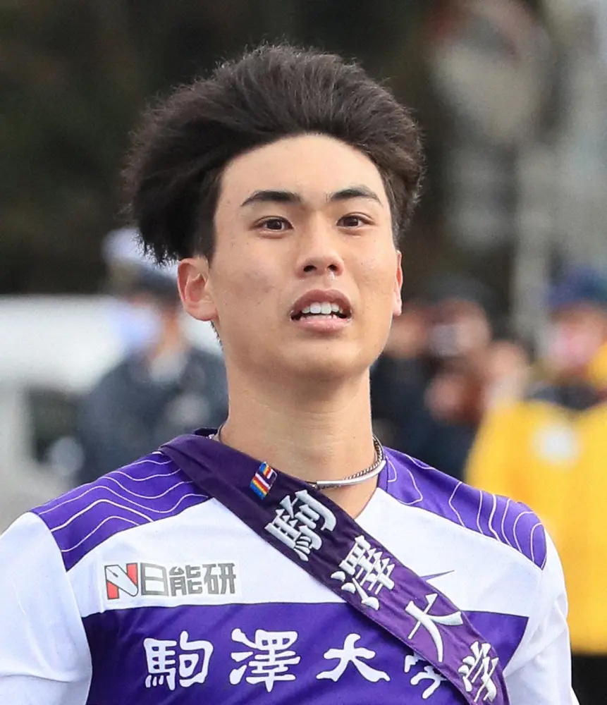 【画像・写真】【箱根駅伝4区】駒大・鈴木芽吹が7キロ手前で首位に　中大・吉居駿恭をとらえる