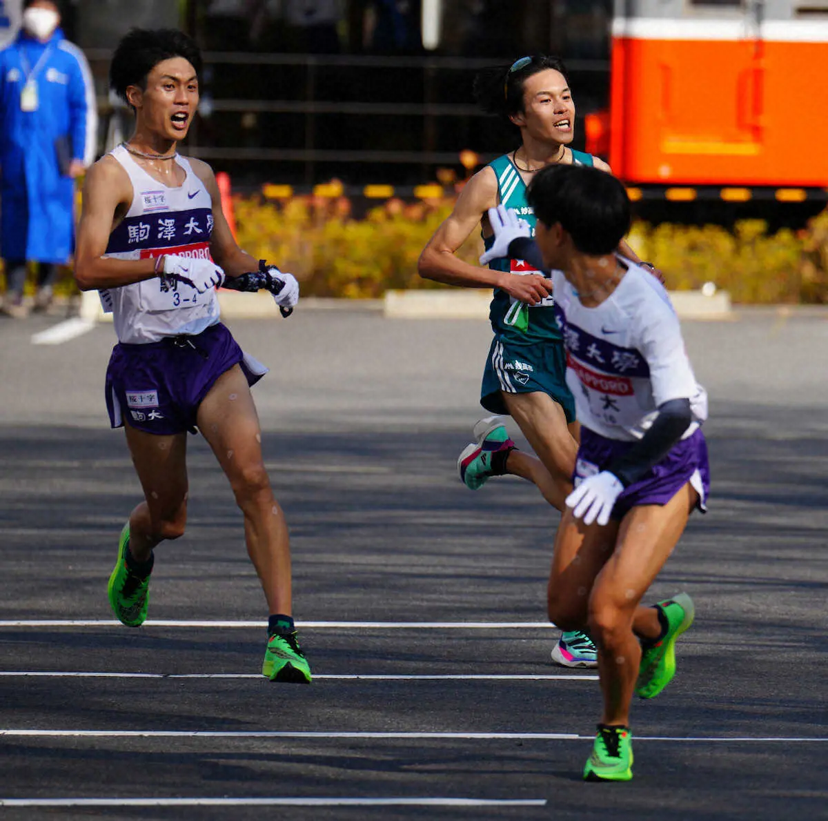 【画像・写真】【箱根駅伝4区】壮絶マッチレース！駒大が首位、同タイム2位に青学大　山上り5区で“2強”決戦！！