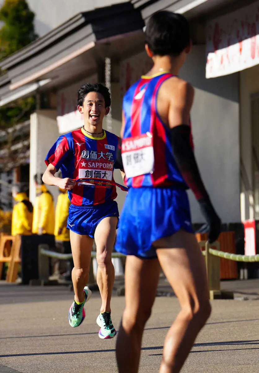 【画像・写真】【箱根駅伝6区】熾烈！シード争い　往路10位・創価大が6位でリレー　往路11位・東洋大は順位変わらず