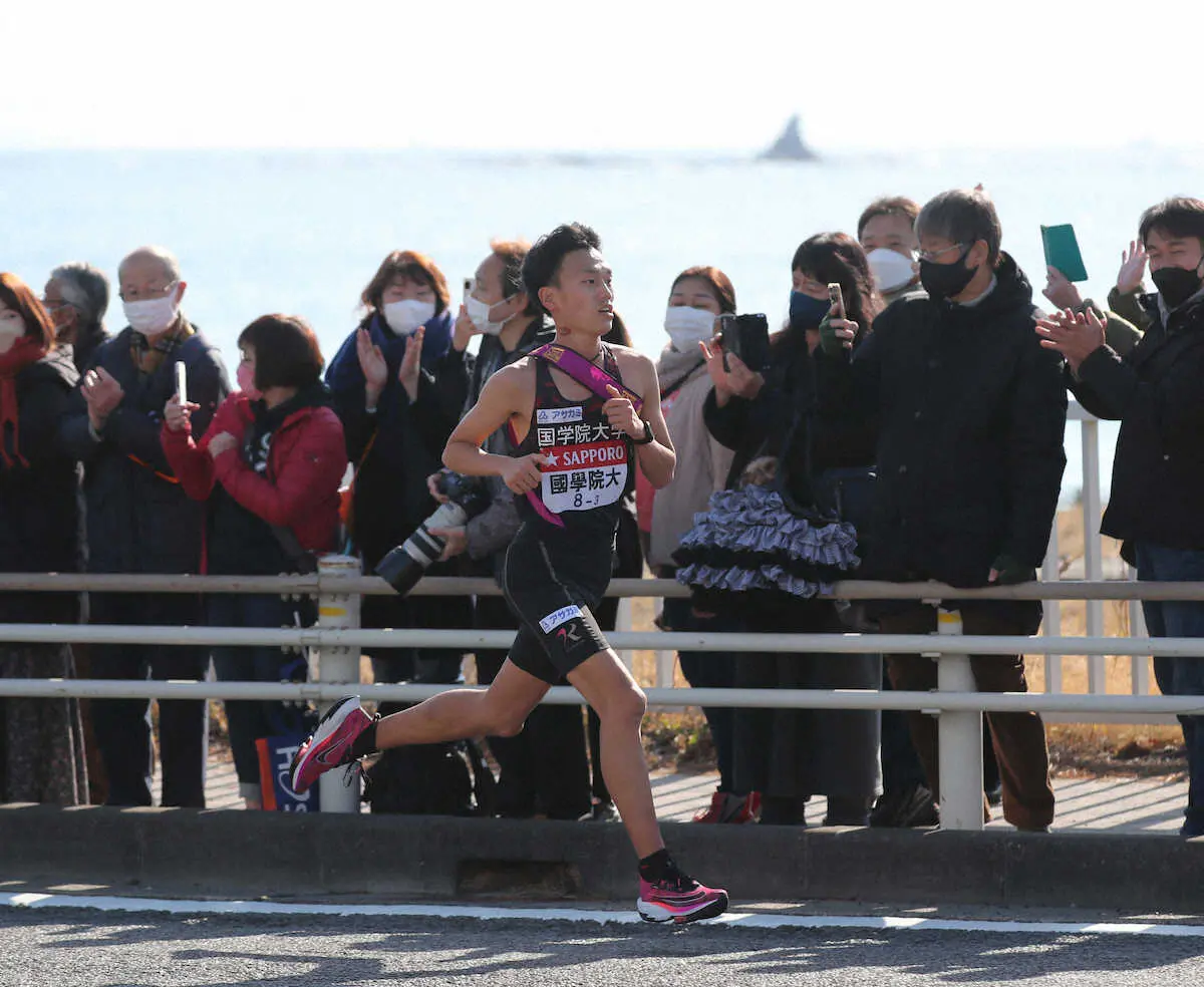 2日の箱根駅伝3区 烏帽子岩をバックに力走する国学院大 山本 撮影 村上 大輔 スポニチ Sponichi Annex スポーツ