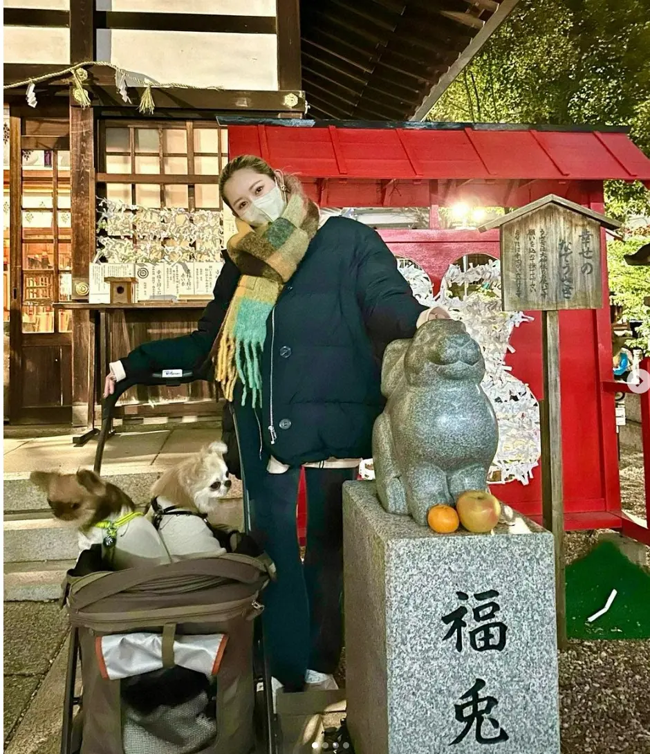 【画像・写真】キンクミ　“うさぎ神社”で愛犬＆福兎とのショット公開し「今年もよろしくぴょん　がんばるぴょん」