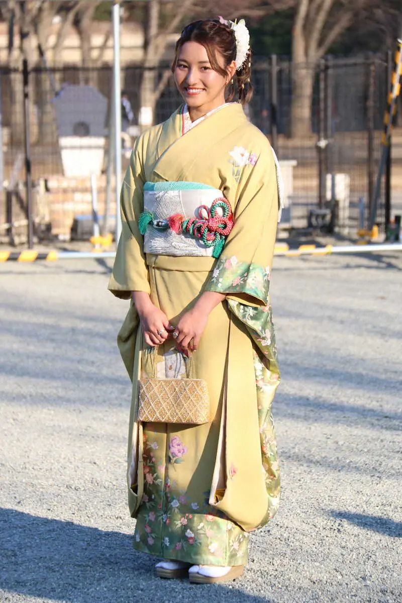 【画像・写真】サーフィン松田詩野　ゴールドの振り袖で二十歳の誓い「過去の自分を超える」