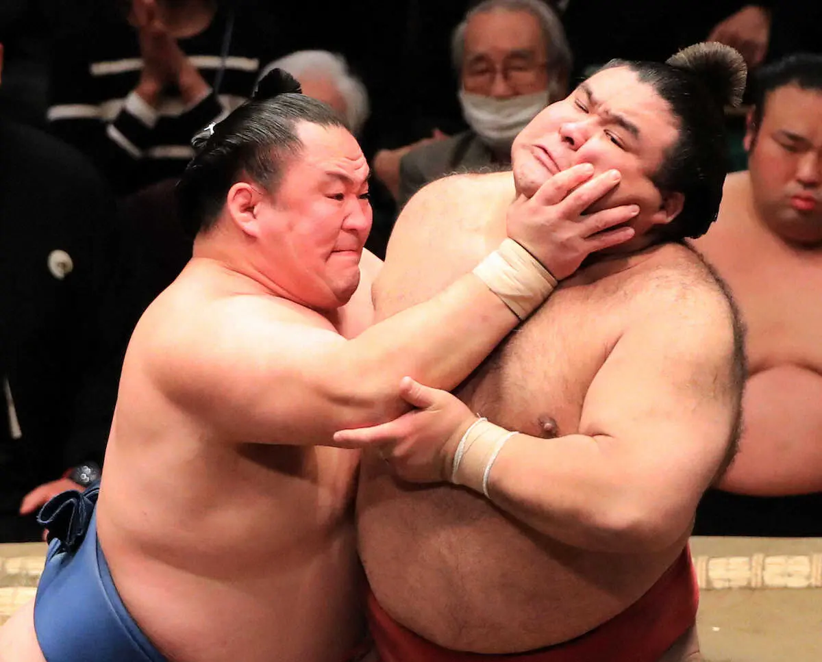 【画像・写真】関取最年長38歳の玉鷲　“70歳対決”制した　土俵際から高安押し返した「体が勝手に動いた」