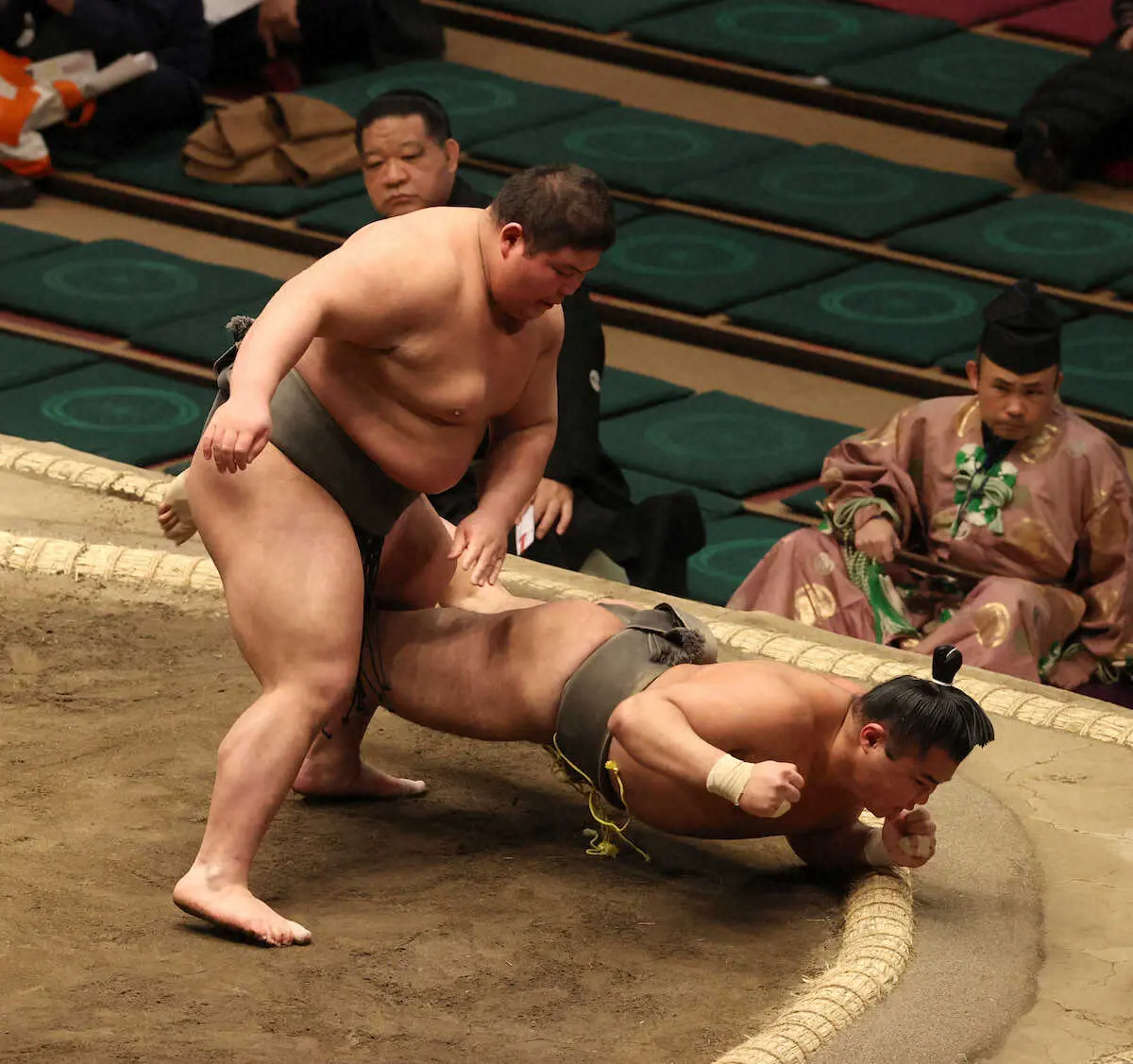 【画像・写真】幕下15枚目格付け出しの落合がプロ“初勝利”「少しホッとした」　宮城野親方期待の怪物が圧巻の相撲