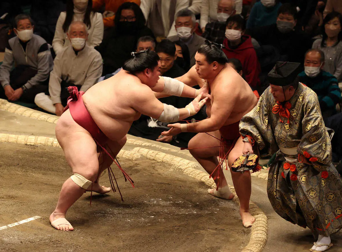 【画像・写真】突き倒しで豊昇龍を破る大栄翔（左）（撮影・西海健太郎）