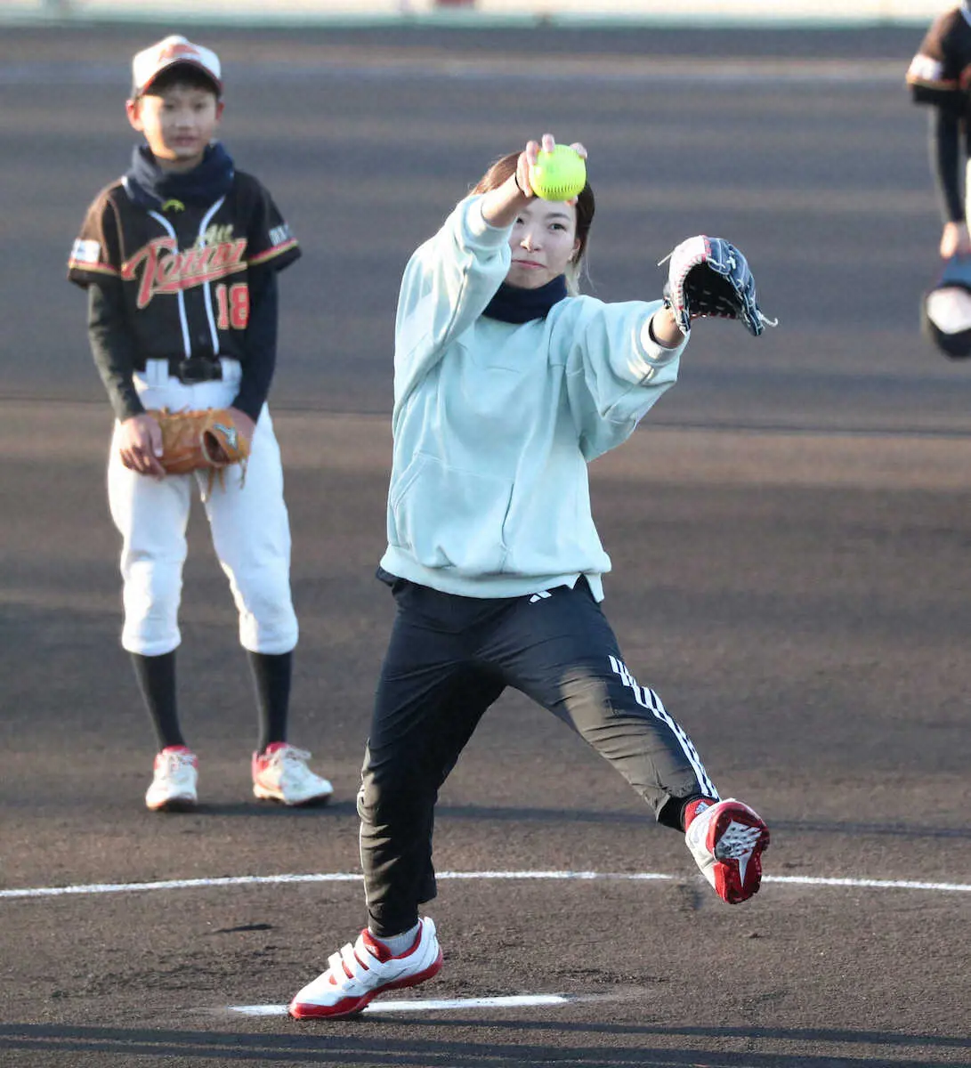 【画像・写真】＜渋野日向子杯岡山県ソフトボール大会＞ソフトボール大会の始球式で投げる渋野日向子（撮影・奥　調）