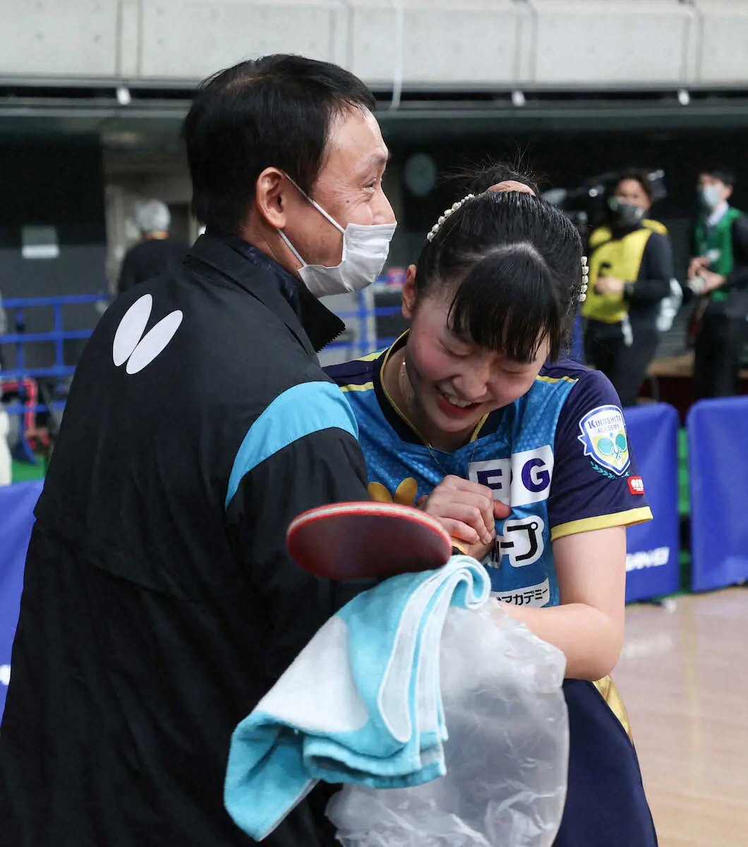 ＜卓球全日本選手権第4日＞ジュニア女子シングルスで優勝し、父の張本宇コーチ（左）とハグをする張本美和（撮影・藤山　由理）