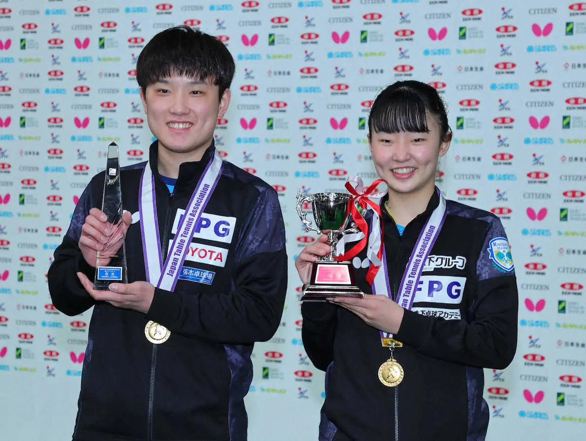 混合ダブルスで優勝した張本智とジュニア女子シングルスで優勝した張本美（撮影・藤山　由理）