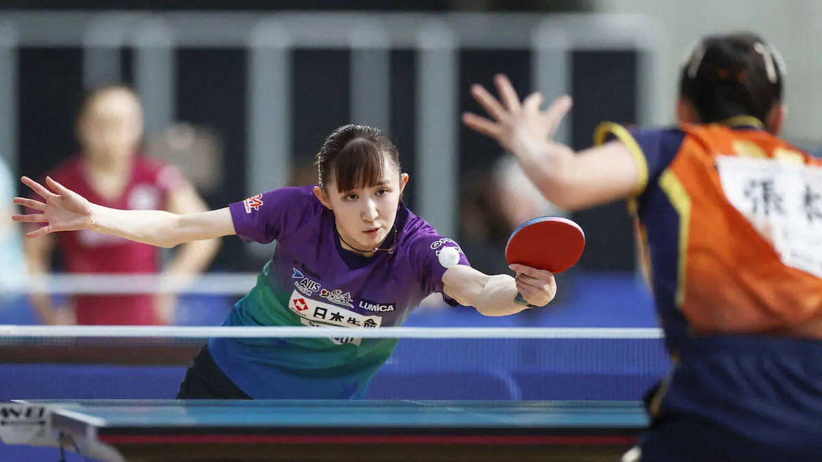 【画像・写真】女子シングルス6回戦で張本美和（右）を破った早田ひな（共同）