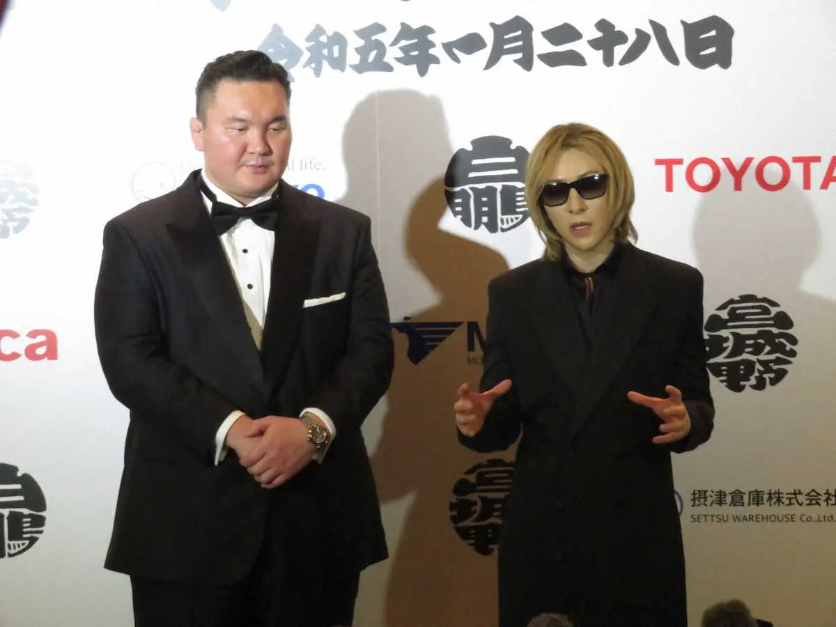 【画像・写真】【白鵬断髪式】YOSHIKIが宮城野親方にエール　断髪式で人生初の「はさみ」