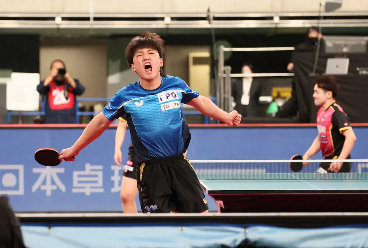 【画像・写真】張本智和、絶叫3冠王手！男子ダブルスVに「最高」　29日シングルスへ「3冠達成できるように」