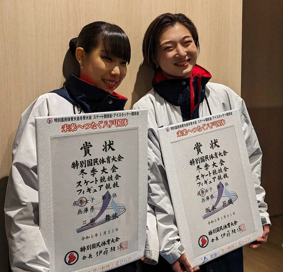 成年女子で優勝した兵庫チームの（左から）三原舞依、坂本花織