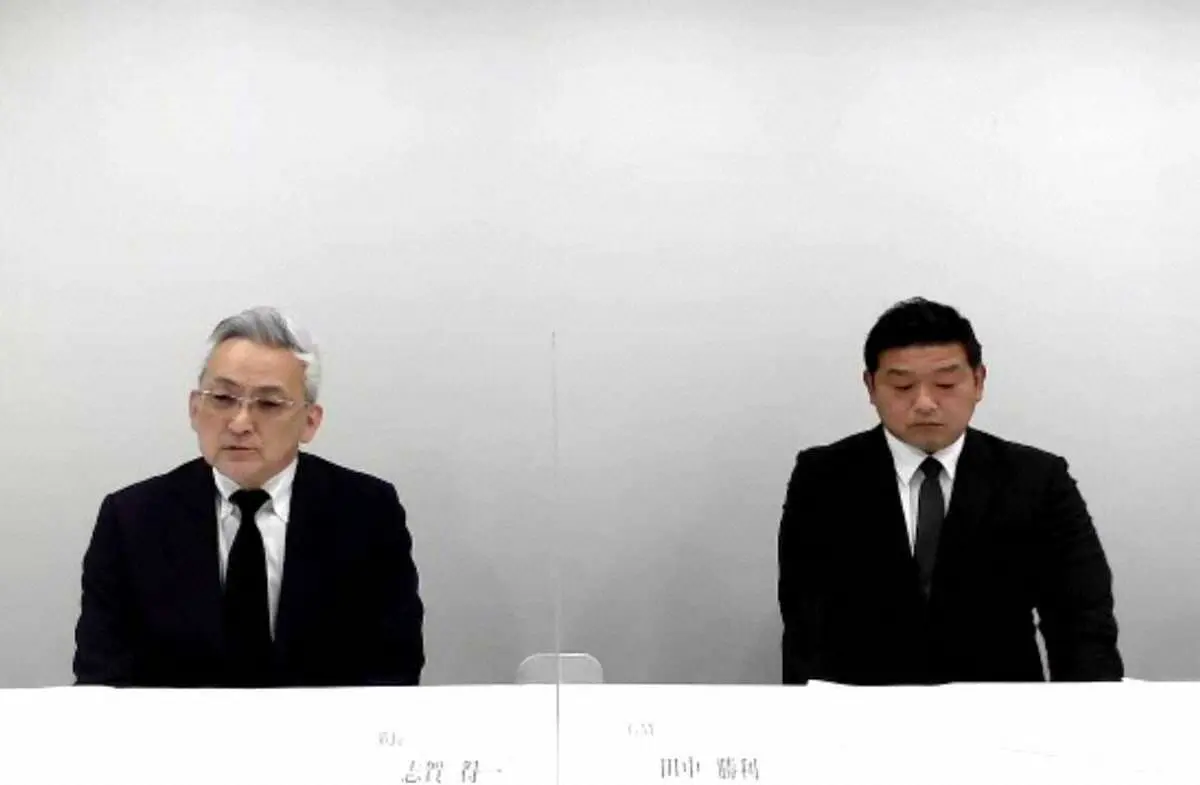 オンラインで会見を行った日野の志賀部長（左）と田中GM
